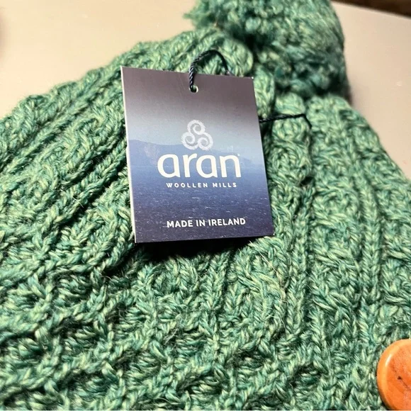 Aran Woollen Mills Green Cable-Knit Pom Beanie with Wooden Buttons NWT Women’s - Picture 7 of 11